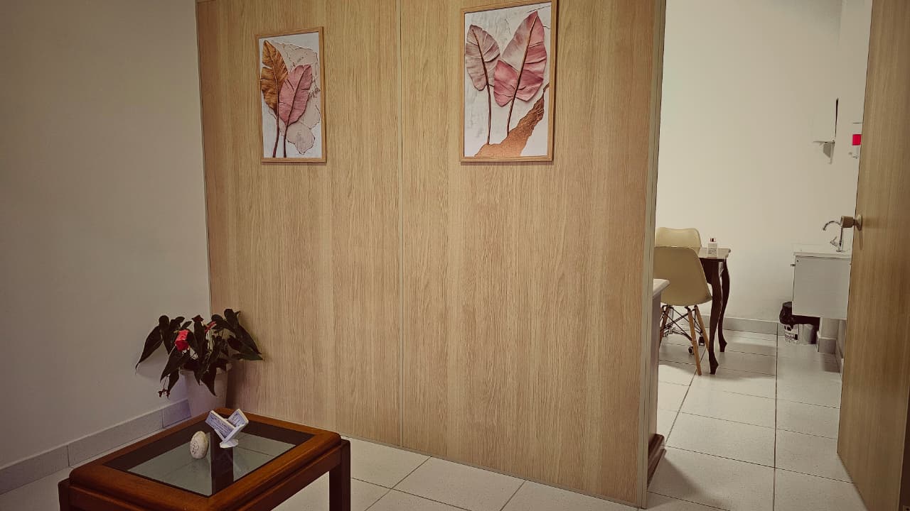 Ambiente da clínica Vital Castro com vista para a sala de atendimento.